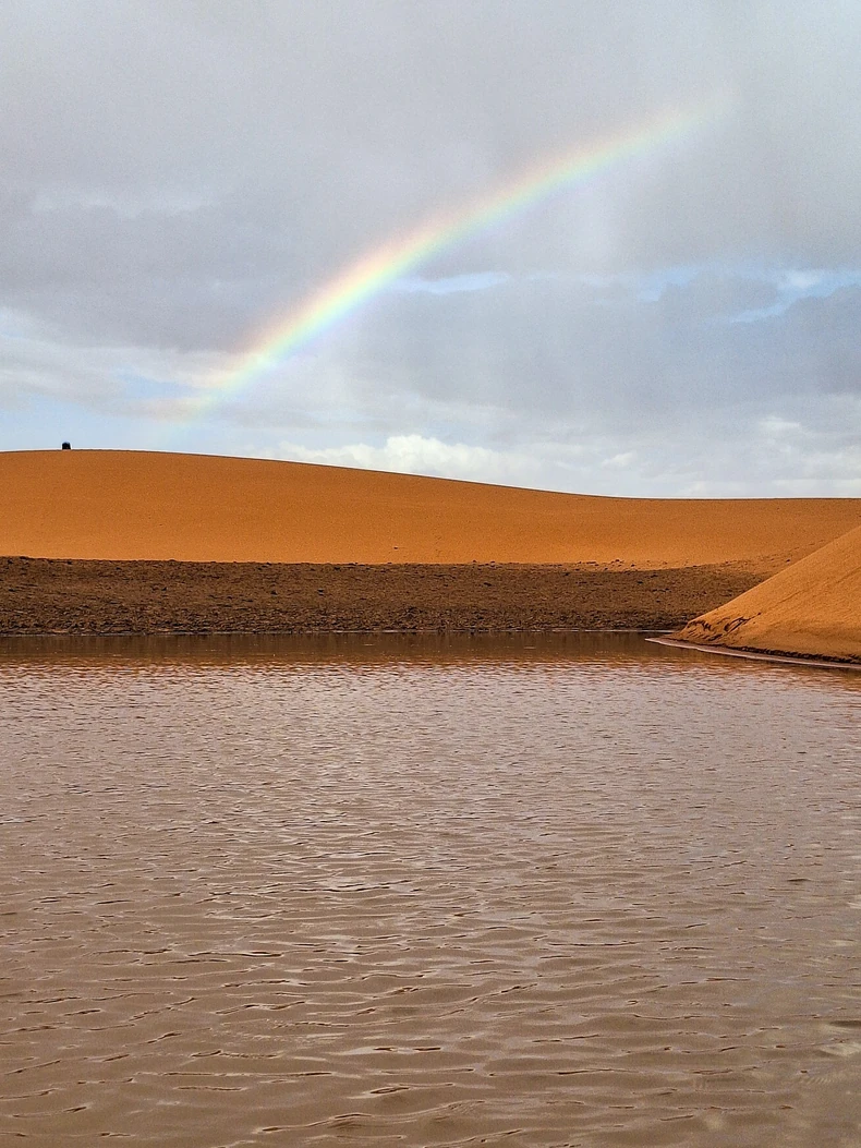 Retka duga i jezero u Sahari nakon oluje 2. septembra