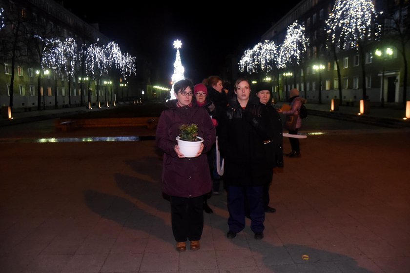 Demonstranci obalili pomnik Kaczyńskiego