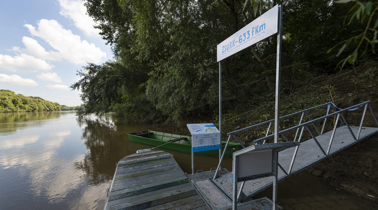 Ki gondolná, hogy a folyóban talált hulladékból kikötőt lehet építeni! Íme egy a sok közül / MTI / Balázs Attila