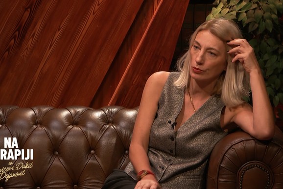 "STIDI ME SE, NE ŽELI ME U ŠKOLI" Našoj pevačici sin zamerao što je na estradi: Samo jednom je govorila javno o porodičnim odnosima