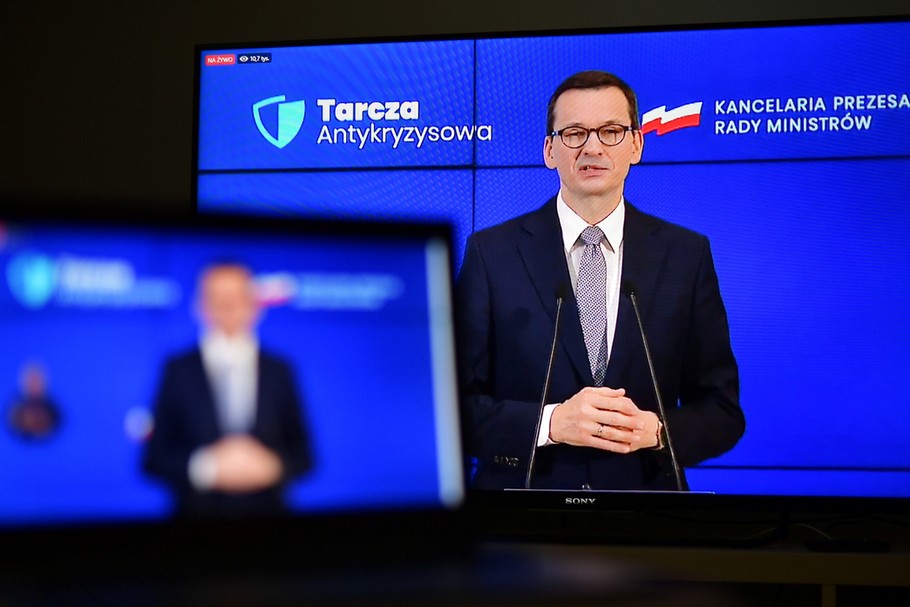 Premier Mateusz Morawiecki ma nadzieję, że wsparcie państwa w postaci 100 mld zł pozwoli uchronić miejsca pracy w polskich firmach. Warszawa, 8 kwietnia 2020 r.