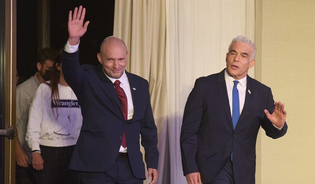 Naftali Benet i Jair Lapid na konferenciji za štampu u Hercliji, Izrael, 26. aprila