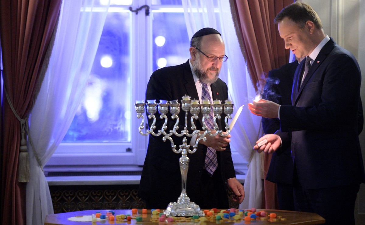 Andrzej Duda zapala chanukową świecę