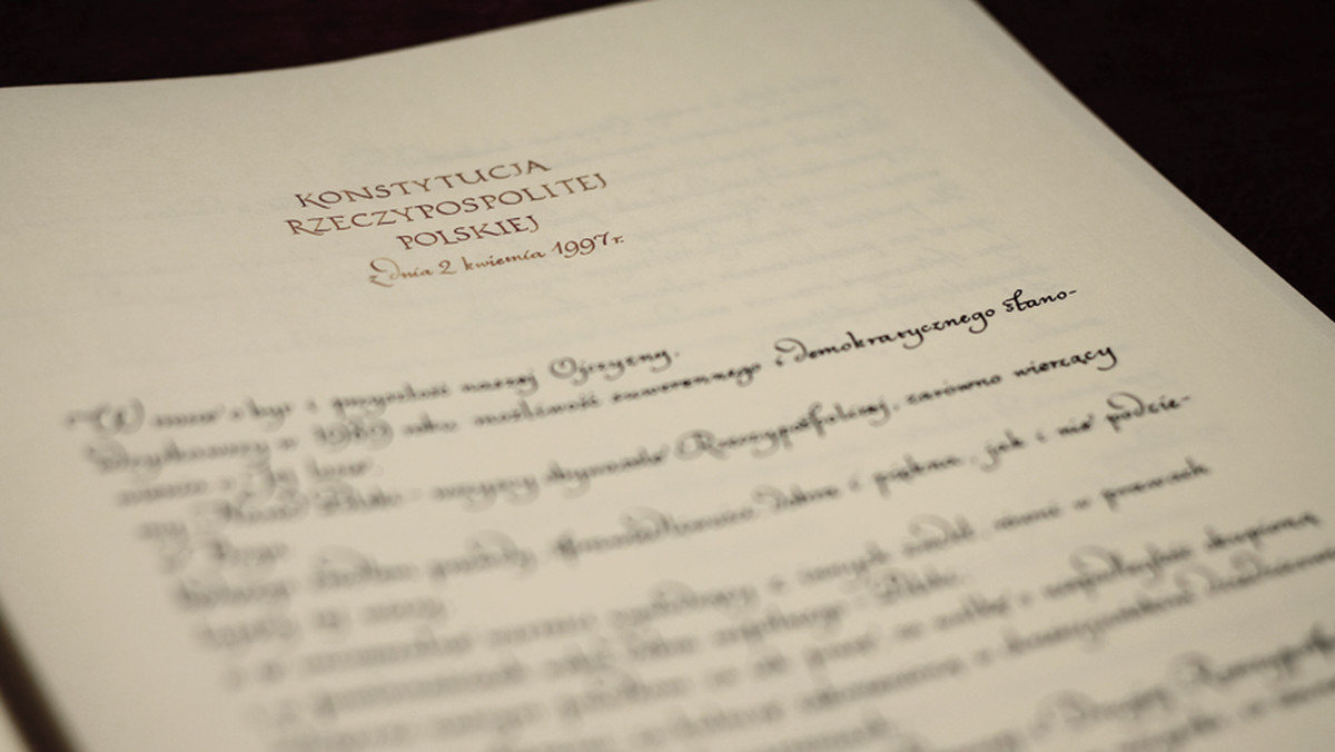 Radni nie byli zgodni co do projektu uchwały ws. umieszczenia preambuły Konstytucji RP w każdej rzeszowskiej szkole. Zdaniem PiS uczniowie wykorzystywani są do prowadzenia gry politycznej. Ostatecznie radni PiS nie wzięli udziału w głosowaniu.