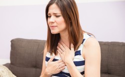 Refluks żołądkowo-przełykowy może zrujnować zęby. Jak je chronić?