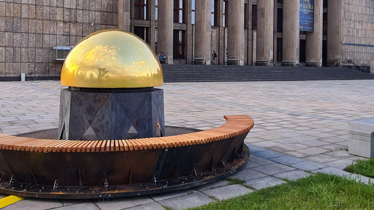 <strong>Powietrzne taksówki, latające domy i androidy. Urządzenia transmitujące wydarzenia z całego świata i hologramowe telewizory. Dla nas to codzienność lub niedaleka przyszłość. Dla ludzi z początku XX w. to wyłącznie wyobrażenia zamykane w kapsułach czasu.</strong>