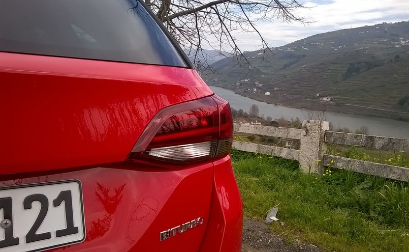 Opel astra sports tourer w dolinie rzeki Douro