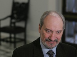 Macierewicz wyniósł tajne dokumenty