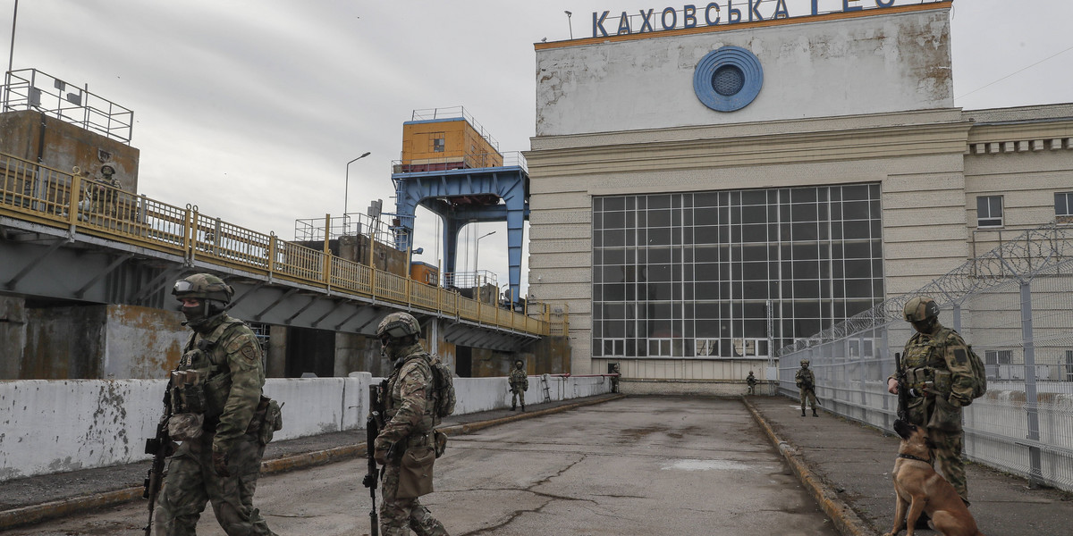 Rosjanie zaminowali tereny elektrowni wodnej w Kachowce.