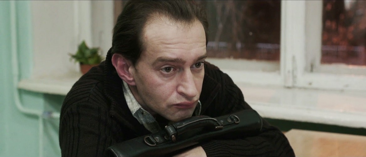 <strong>Geograf przepił globus, reż. Aleksandr Veledinsky</strong>
<br><br>
Wiktor jest z wykształcenia biologiem. Sytuacja finansowa zmusza go jednak do podjęcia pracy jako geograf, chociaż nie zna się na mapach, globusie ani kompasie. Wyjeżdża z rodziną do odległego Permu. Początki w szkole nie są łatwe. Uczniowie okazują się niesforni, a koledzy po fachu wyjątkowo niesympatyczni. Nie mówiąc już o kierownictwie placówki, z którym Wiktor szybko wchodzi w konflikt. Mężczyzna ukojenie znajduje jedynie w domu u boku córki i ukochanej żony. Ale nawet ten azyl okazuje się tymczasowy. Nieoczekiwanie kobieta jego życia informuje go bowiem, że żąda rozwodu.