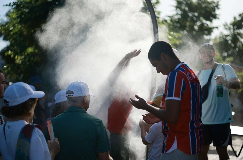A ni ljubiteljima tenisa koji gledaju mečeve na pariskom grend slemu | Foto: REUTERS/Stephanie Lecocq