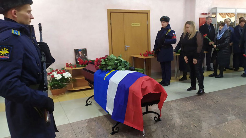 Trumna z ciałem spadochroniarza Kiryłła Uljaszewa przed rozpoczęciem pogrzebu w cerkwi w Woroneżu, marzec 2022 r.