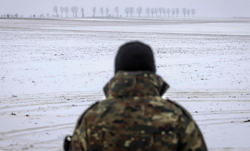 Młody żołnierz z raną postrzałową głowy znaleziony przy granicy polsko-białoruskiej