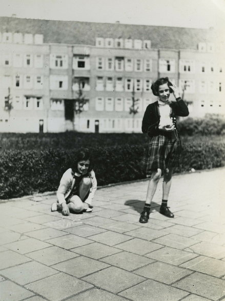 Anne Frank i Hanneli Goslar w Amsterdamie w 1941 r.