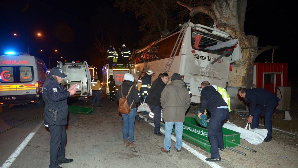 Jedenaście osób zginęło, a 46 zostało rannych na północnym zachodzie Turcji w wyniku uderzenia autokaru w drzewa znajdujące się przy drodze. Jadący z Ankary autokar wiózł na narty rodziny z dziećmi. Do zdarzenia doszło ostatniej nocy.