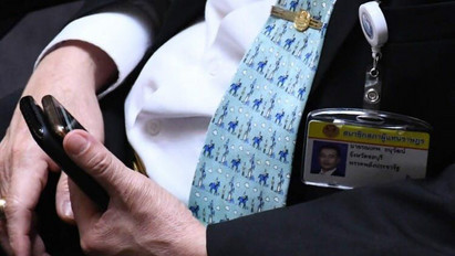 Gigabukta: lefotózták a parlamentben a telefonját nézegető képviselőt – Nem várt dolgot lehet látni készüléke kijelzőjén – fotók (18+)