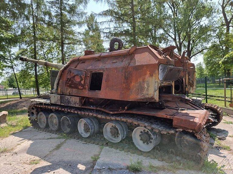 Samobieżna haubicoarmata kalibru 152 mm 2S19 Msta-S porzucona i zniszczona przez Rosjan podczas bitwy o Kijów.