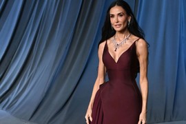 Samouverena i BEZVREMENSKI LEPA, sa 62 izgleda ČUDESNO DOBRO, bolje i od duplo mlađih koleginica: Demi Mur blistala na crvenom tepihu u NAJMODERNIJOJ BOJI i dijamantima oko vrata