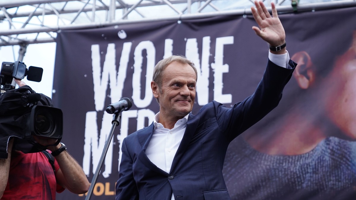 Donald Tusk na proteście w obronie TVN i wolnych mediów 