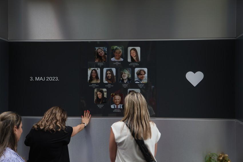 Plato sa slikama ubijenih u OŠ "Vladislav Ribnikar"