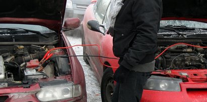 Samochód nie chce zapalić przez mróz? Tak bezpiecznie odpalisz auto z kabli