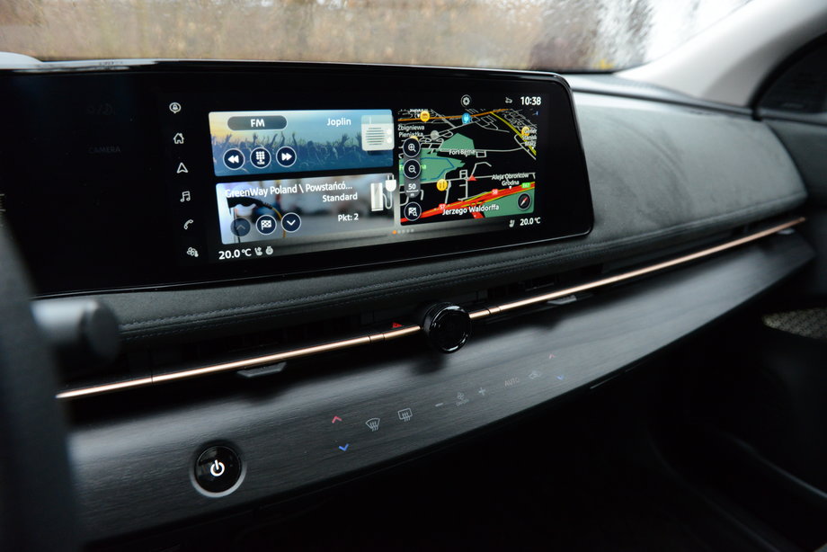 Nissan Ariya - nowoczesne rozwiązania nie przekreślają tego, do czego jesteśmy przyzwyczajeni. Pod ekranem mamy zatem efektowne, dotykowe przyciski, ułatwiające sterowanie klimatyzacją.