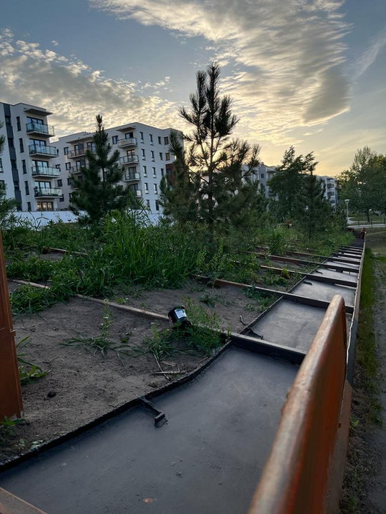 Wrocław: w centrum osiedla ustawiono barkę rzeczną. Wkrótce zmieni się w las