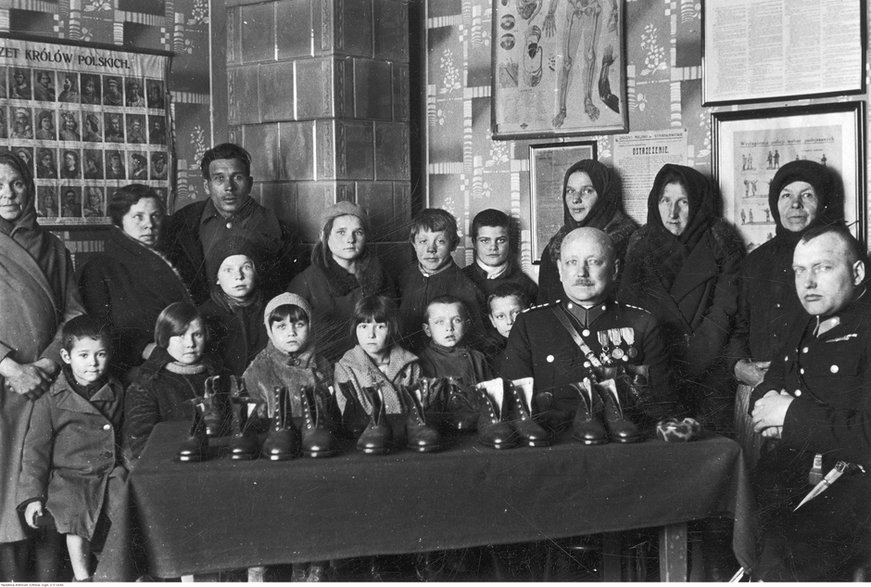 Policja Państwowa w Stanisławowie rozdaje buty najuboższym mieszkańcom, marzec 1937 r.