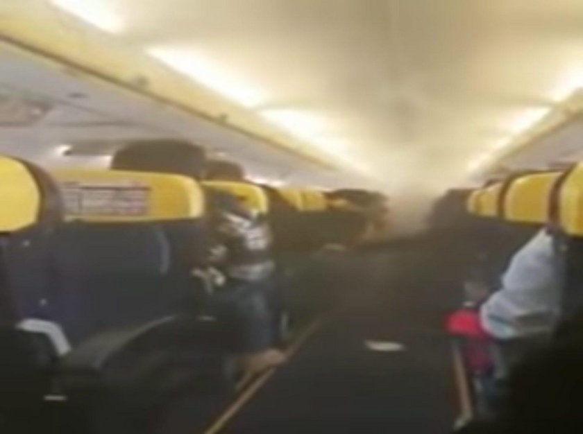 Gęsty dym, płacz i krzyki na pokładzie Ryanaira. Szokujący film!