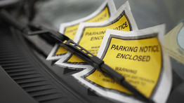 Több mint kétmillió forintos büntetésnél jár egy tilosban parkoló autó, de még nincs meg a tulajdonosa