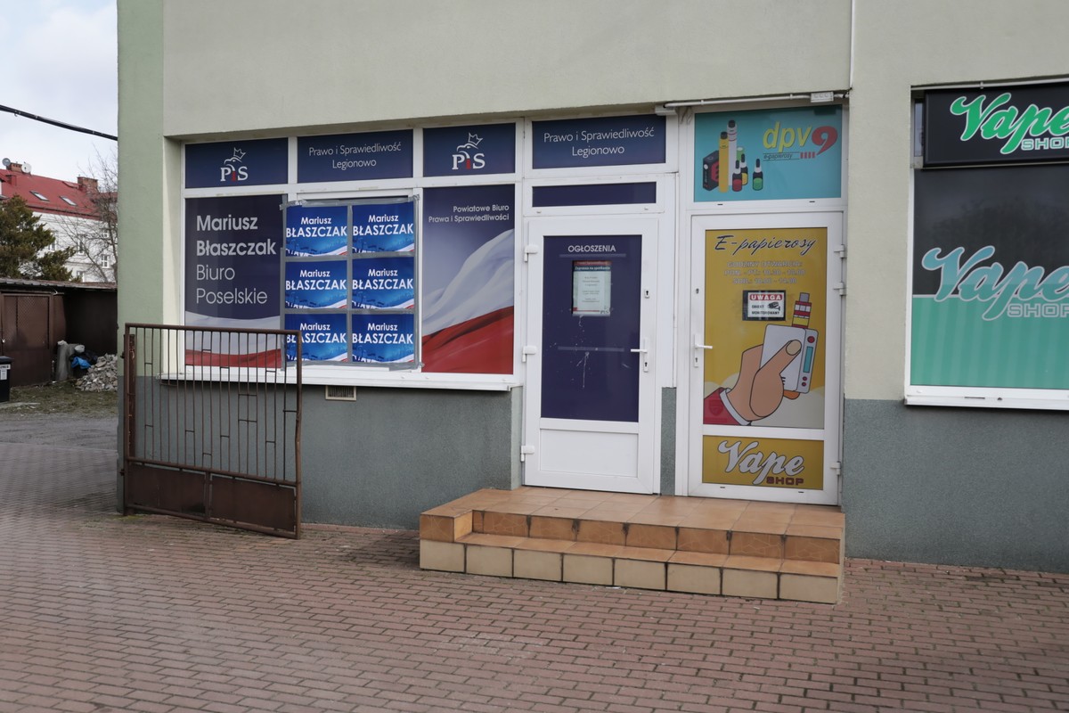 Uszkodzona szyba biura poselskiego wicepremiera, szefa MON Mariusza Błaszczaka w Legionowie