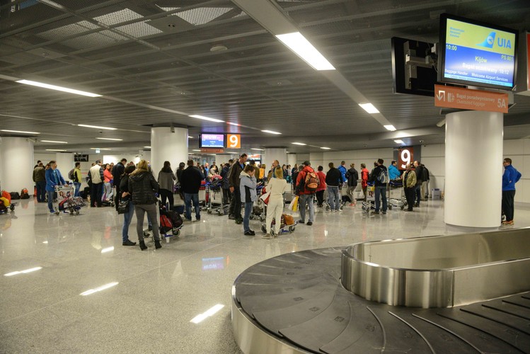 Na taras widokowy mogą wejść wszyscy bezpłatnie w godz. 6-22. Wejście usytuowane jest w ogólnodostępnej części lotniska, niedaleko wejścia do stacji kolejowej. <br>Na zdjęciu: Strefa odbioru bagażu. <br><br>fot.  (cat) PAP/Jakub Kamiński