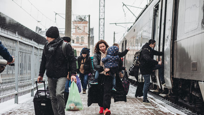 Menekülteket szállító vonatot támadtak meg Ukrajnában, halálos áldozat is van: 100 gyerek utazott a járaton