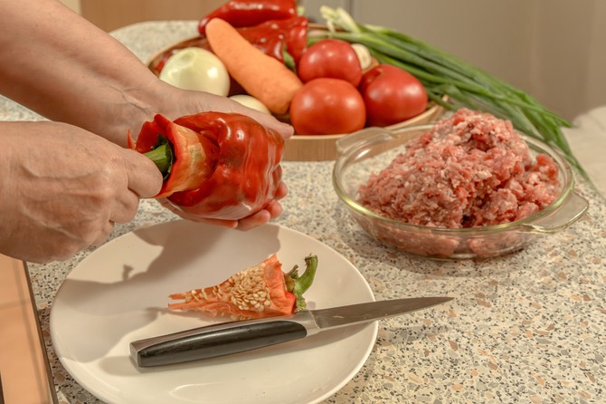 Jednostavan trik pomoći će vam da paprike za punjenje očistite brzo i bez nereda