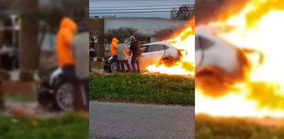 Stała na światłach, jej auto zaczęło płonąć. Przerażający film!