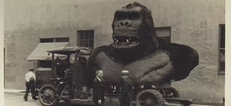 King Kong bije się z tyranozaurem. Scena z 1933 r. upłynniona i w kolorze