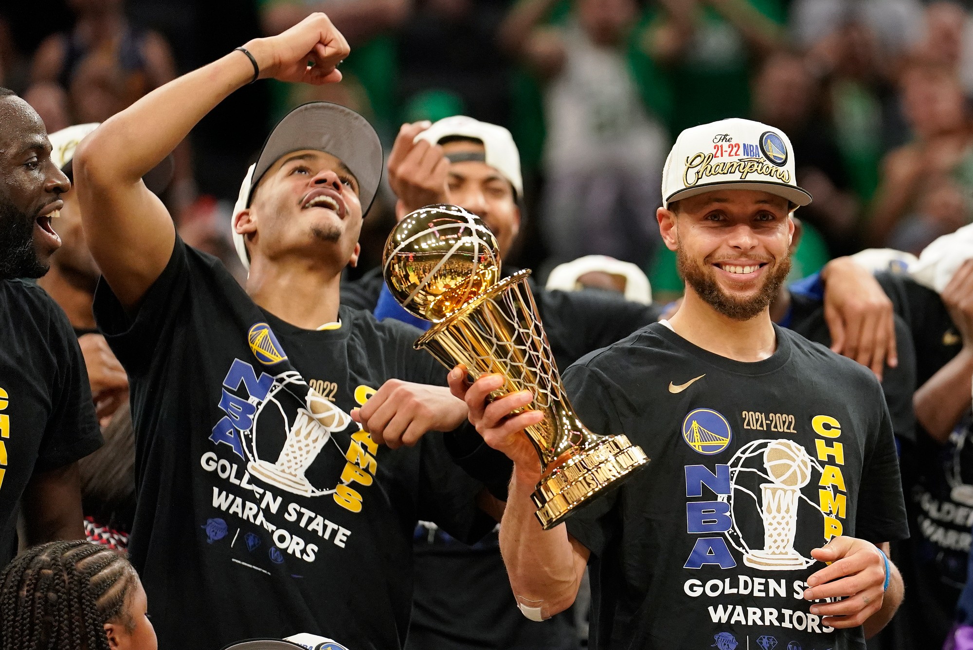 Basketbalista tímu Golden State Warriors Stephen Curry (prvý sprava) s cenou pre najužitočnejšieho hráča finále (MVP) oslavuje po výhre nad Bostonom Celtics v šiestom zápase finálovej série zámorskej basketbalovej NBA.