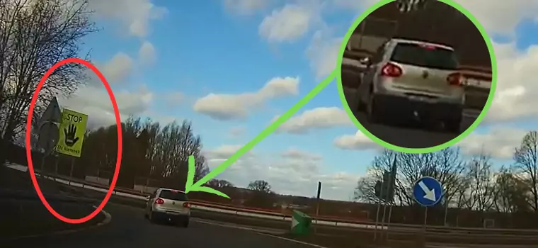 Kierowca Golfa w ostatniej chwili się ocknął. Uratowała go tablica przy autostradzie [WIDEO]