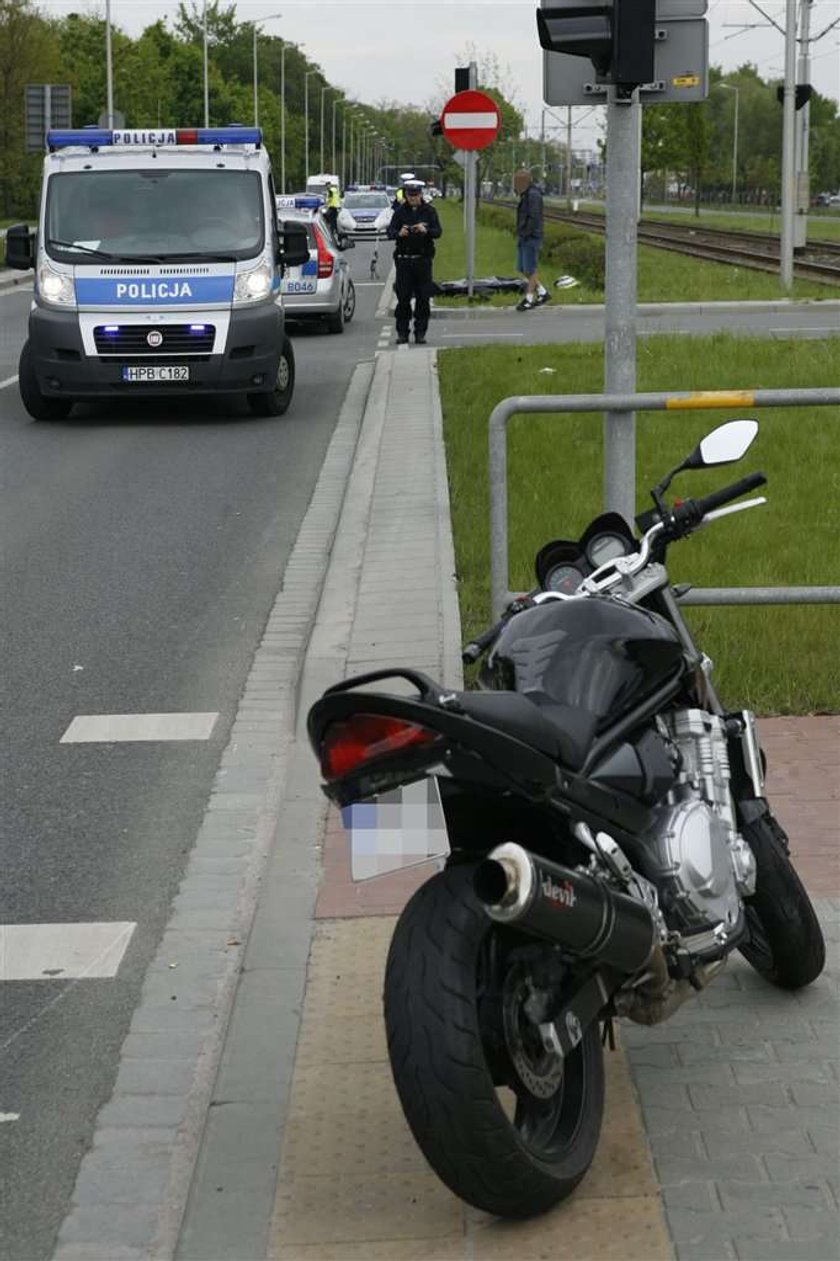 Wracał na motorze ze służby. Wjechało w niego czarne audi