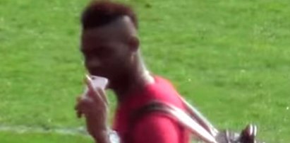 Balotelli pokazał środkowy palec kibicom United! WIDEO