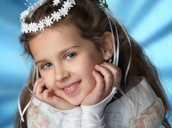 Nie rób z dziecka panny młodej! Fryzury na komunię dla dziewczynek