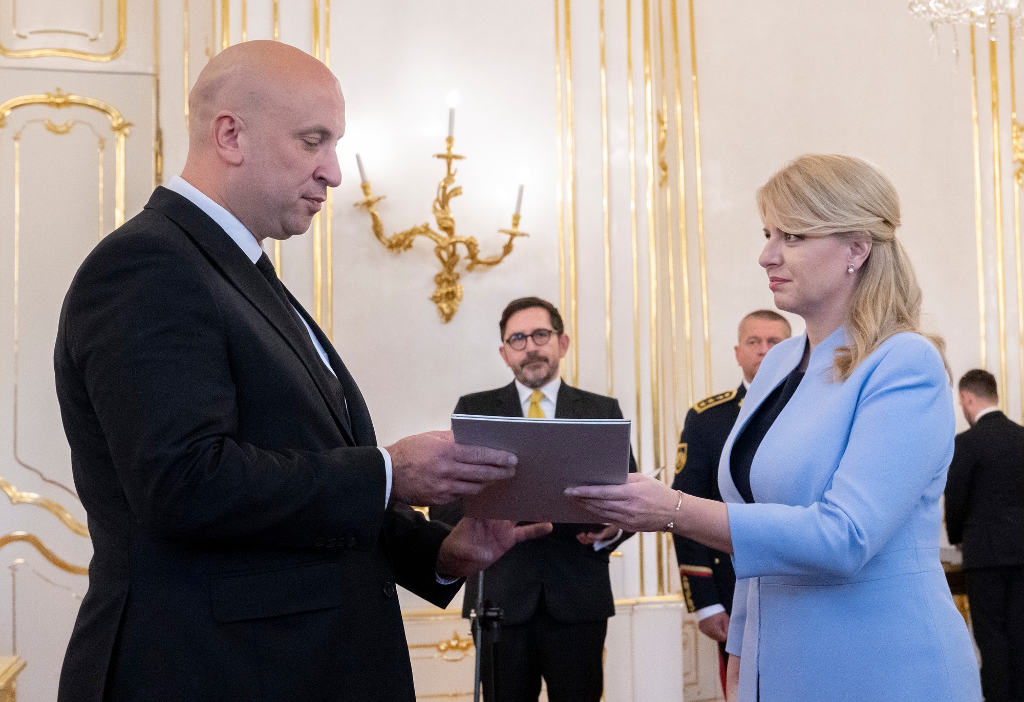 Prezidentka Zuzana Čaputová vymenovala novú vládu Roberta Fica.