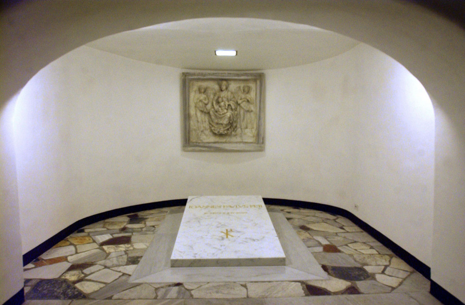 Tak wyglądał pierwszy grób Jana Pawła II. Po jego beatyfikacji trumnę przeniesiono z katakumb do Bazyliki Św. Piotra. Stara płyta nagrobna trafiła do Krakowa, do Centrum Jana Pawła II 