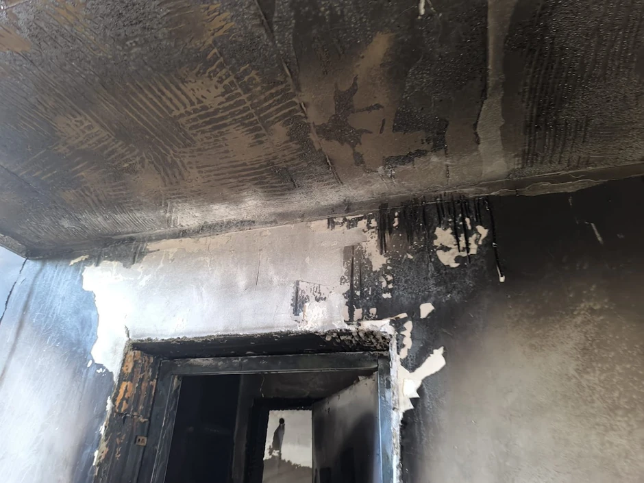 Unutrašnjost zgrade koja je gorela u Surčinu.