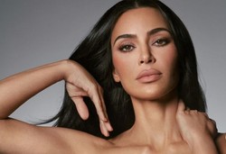 Elegancka Kim Kardashian szusuje po stoku. Internauci są przerażeni. "Gdzie jej kask?!"