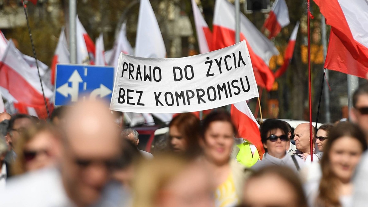 Po godz. 12.30 z warszawskiego pl. Trzech Krzyży wyruszł Marsz dla Życia i Rodziny, który ma m.in. wyrazić oczekiwanie wobec władz budowania przyszłości Polski na szacunku dla życia ludzkiego w każdej fazie jego rozwoju oraz dla małżeństwa kobiety i mężczyzny.