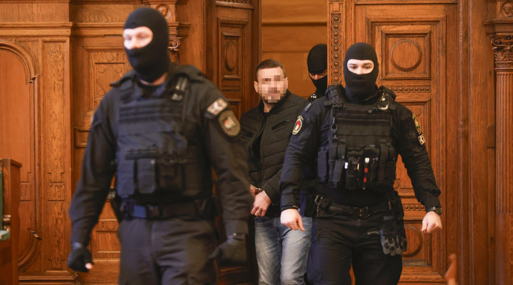 Öt kommandós kísérte a tárgyalóterembe a rendőrgyilkosság vádlottját  / Fotó: Knap Zoltán
