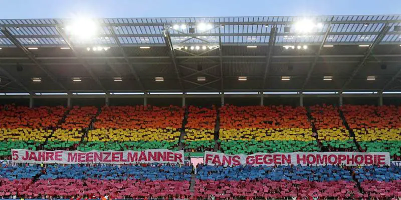 Niemieccy ultrasi (Mainz) stworzyli oprawę pro-LGBTQ / Screenshot