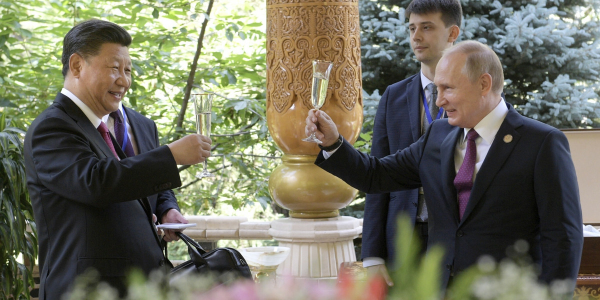 Prezydent Rosji Władimir Putin (z prawej) i prezydent Chin Xi Jinping przed konferencją CICA w Duszanbe w Tadżykistanie. 15 czerwca 2019 r.