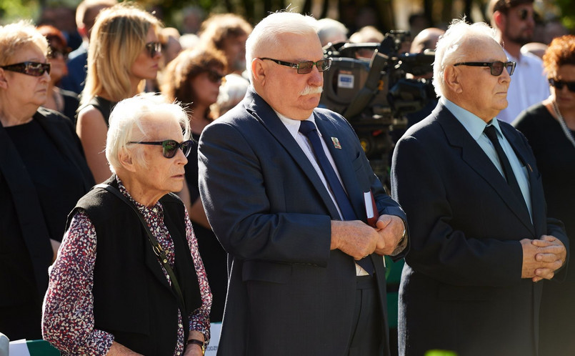 Były prezydent RP Lech Wałęsa (C) w towarzystwie swojej byłej lekarki Joanny Penson